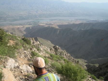 Blick auf Penjikent vm Ausgrabungshügel der Sogdenstadt aus. Rechts beginnt Usbekistan.